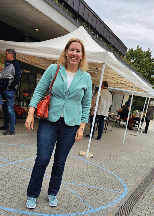 Maren Seifert auf dem Friedensfest im Bürgerpark Offenburg ADFC Friedenswege.com Ralph Fröhlich Maren Seifert auf dem Friedensfest im Bürgerpark Offenburg ADFC Friedenswege.com Ralph Fröhlich