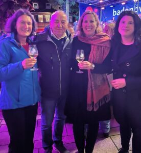 Auf dem Ortenauer Weinfest 2025 unter anderem mit Norbert Großklaus und einem Glas Wein des Weingut Schloss Ortenberg
